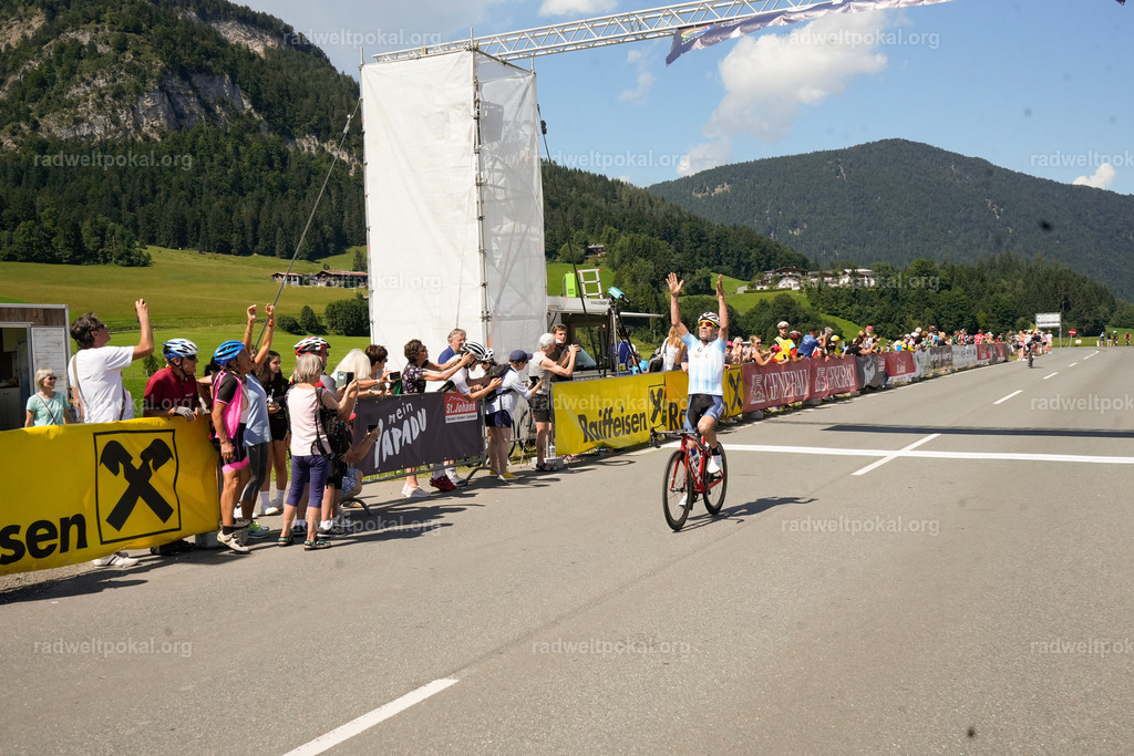 698_20230817_Bewerb_Maenner_Muehlanger | AUT - OESTERREICH, 2023-08-16: SPORT RENNRAD-FAHREN - 55. INTERNATIONALER RADWELTPOKAL IN ST. JOHANN IN TIROL  - Vintage-Radrennen mit WM-Bronze-Medaillen-Siegerin Christina Schweinberger, den Teilnehmer und Alexander Baumann (vom Orginastions-Team) - TAG 2 BEWERB MAENNER IN SECHS GRUPPEN  ; Foto: Roland Muehlanger