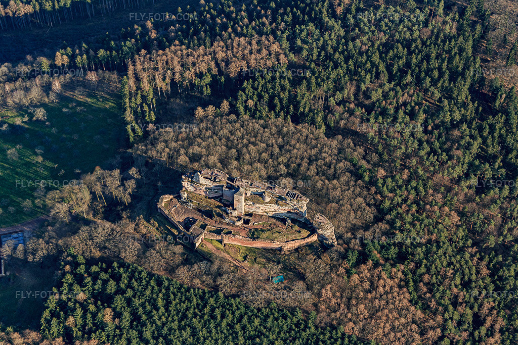 Aerial view: Fleckenstein ruins in Lembach in the state Bas-Rhin, France. – Photo: IMG_086718-2.jpg taken on 03/26/2016 by Werner Riehm/FLY-FOTO.com – Resolution of the original: 5271 x 3514 px – WWW.FLECKENSTEIN.FR