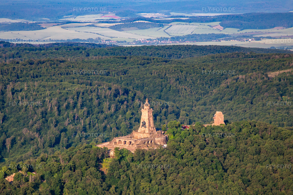 Luftbild: Kyffhäuser-Denkmal im Ortsteil Steinthaleben in Kyffhäuserland im Bundesland Thüringen in Deutschland. – Foto: IMG_136709.jpg vom 18.06.2023 durch Werner Riehm/FLY-FOTO.de – Auflösung des Originals: 4032 x 2688 px – Kyffhäuser Denkmal