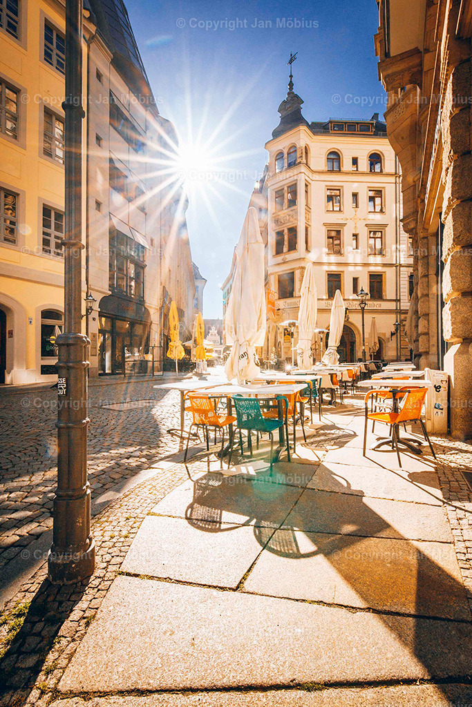 Barfußgäßchen | Das Barfußgäßchen ist eine der charmantesten Ecken Leipzigs – verwinkelte Gassen, historisches Flair, pulsierendes Leben. Als Fotograf fange ich diese besondere Atmosphäre in authentischen Momentaufnahmen ein. - Realisiert mit Pictrs.com