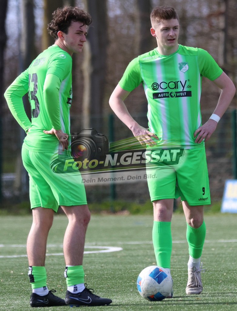 SC Bünde - TuS Ahmsen | Auf dem Bild zu sehen: grün TuS Ahmsen v.l.: Louis Schröder, Niclas Lehbrink vor dem Zwischenzeitlichen 1:2 SC Bünde, TuS Ahmsen, Saison 25/26, Bezirksliga, Deutschland - Realisiert mit Pictrs.com