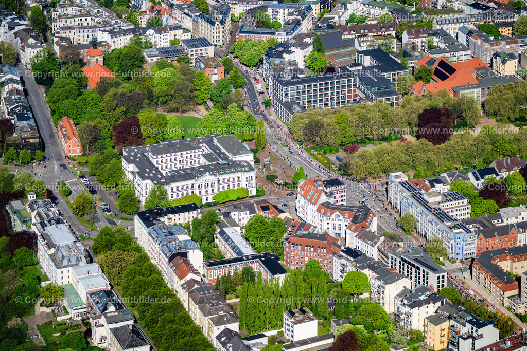 Hamburg_Marathon_Altona_Rathaus_ELS_2294270425 | HAMBURG 27.04.2025 Gebäude der Stadtverwaltung - Rathaus im Ortsteil Altona-Altstadt in Hamburg mit Läufern zum " Hamburg Marathon " in Hamburg, Deutschland. Weiterführende Informationen bei: Marathon Hamburg Veranstaltungs GmbH. // City administration building - Town Hall in the Altona-Altstadt district of Hamburg with runners for the " Hamburg Marathon " in Hamburg, Germany. Further information at: Marathon Hamburg Veranstaltungs GmbH. Foto: Martin Elsen