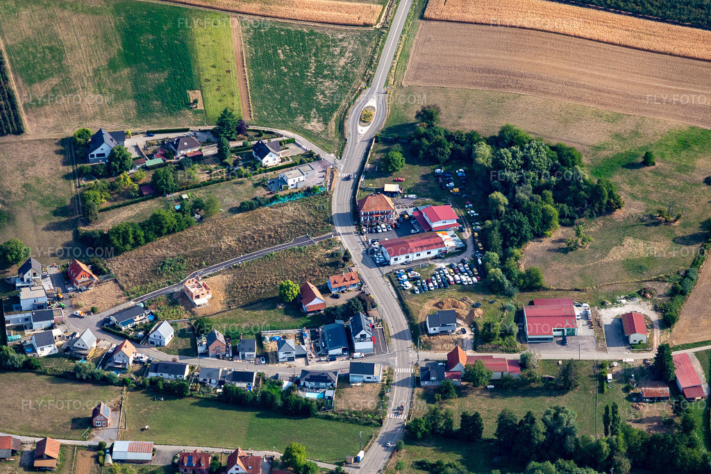 Aerial view: Garage BAKATSELOS & Fils in Schœnenbourg in the state Bas-Rhin, France. – Photo: IMG_134284.jpg taken on 08/29/2022 by Werner Riehm/FLY-FOTO.com – Resolution of the original: 3888 x 2592 px
