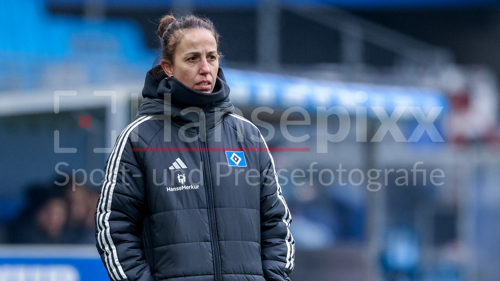 Fussball, Google Pixel Frauen-Bundesliga, Hamburger SV - SC Freiburg | Liese Brancao (Lis, Trainerin, Hamburger SV, HSV), Portrait, Nahaufnahme, Einzelfoto, Einzelbild, DIE DFB-RICHTLINIEN UNTERSAGEN JEGLICHE NUTZUNG VON FOTOS ALS SEQUENZBILDER UND/ODER VIDEOÄHNLICHE FOTOSTRECKEN. DFB REGULATIONS PROHIBIT ANY USE OF PHOTOGRAPHS AS IMAGE SEQUENCES AND/OR QUASI-VIDEO.