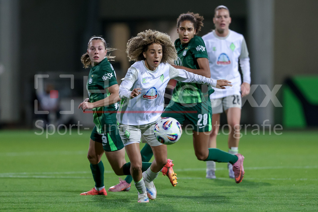 Fussball, Google Pixel Frauen-Bundesliga, VfL Wolfsburg - SV Werder Bremen | Amira Arfaoui (SV Werder Bremen, 8) am Ball, Einzelbild, Ganzkörper, Aktion, Action, Spielszene, DIE DFB-RICHTLINIEN UNTERSAGEN JEGLICHE NUTZUNG VON FOTOS ALS SEQUENZBILDER UND/ODER VIDEOÄHNLICHE FOTOSTRECKEN. DFB REGULATIONS PROHIBIT ANY USE OF PHOTOGRAPHS AS IMAGE SEQUENCES AND/OR QUASI-VIDEO.
