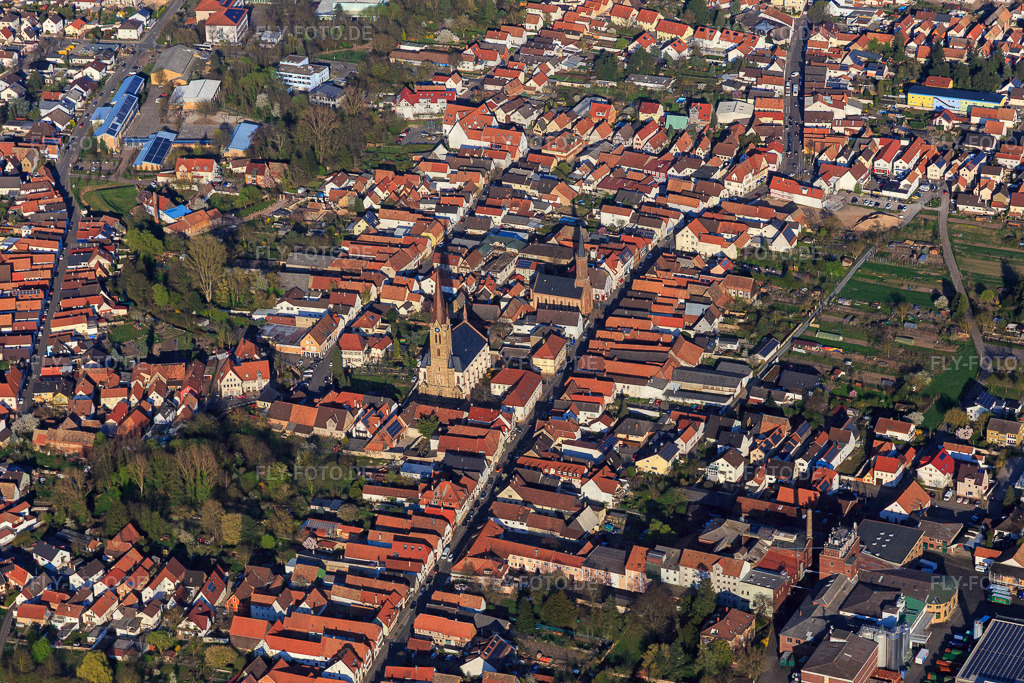Ortsübersicht mit Hauptstraße aus Südwesten | Luftbild: Ortsübersicht mit Hauptstraße aus Südwesten in Bellheim im Bundesland Rheinland-Pfalz in Deutschland. Foto: IMG_097928.jpg vom 30.03.2017 durch Werner Riehm/FLY-FOTO.de - Realisiert mit Pictrs.com