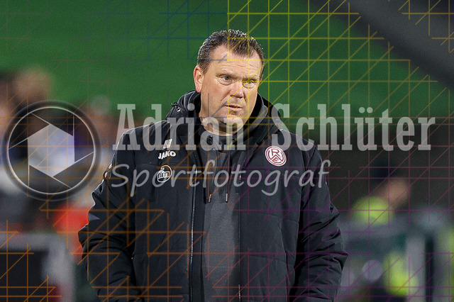 MSV Duisburg vs Rot-Weiss Essen - 3. Liga | Duisburg, Deutschland, 26.10.25:   Uwe Koschniat (Rot-Weiss Essen) schaut waehrend des Spiels der 3. Liga MSV Duisburg vs Rot-Weiss Essen in der schauinsland-reisen-arena(Foto von Brauer-Fotoagentur / Adrian Schlueter)