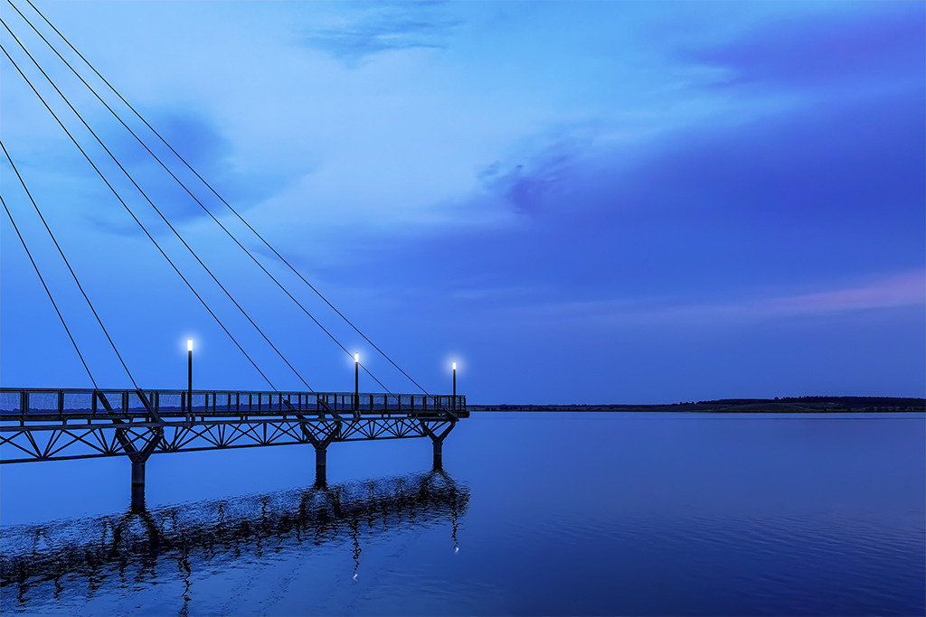 Zur Blauen Stunde | Die Seebrücke am Großräschener See im Lausitzer Seenland erstrahlt zur Blauen Stunde.Unsere Empfehlung: Alu-Dibond oder Acrylglas - Realisiert mit Pictrs.com