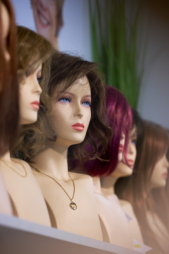 verschiedene Puppenköpfe mit Perücken | WIen, Austria - February 02, 2023; Star Perückensalon GmbH.; verschiedene Puppenköpfe mit Perücken. - Realisiert mit Pictrs.com