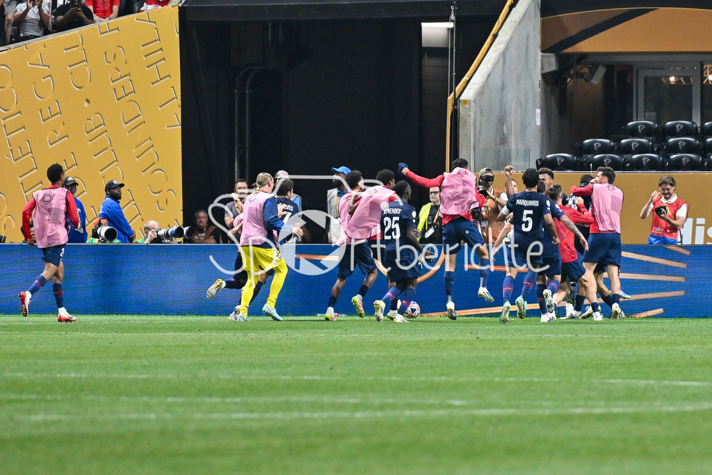 Paris Saint Germain - FC Bayern München | Grenzenloser Jubel der Franzosen, nach dem Treffer zum 2-0 durch Ousmane DEMBELE (Paris SG 10) / Tor / Torschuetze / Freude / Happy / FIFA Club World Cup: Paris Saint Germain - FC Bayern Muenchen, Mercedes Benz Stadium am 05.07.2025 / NOT FOR SALE IN USA