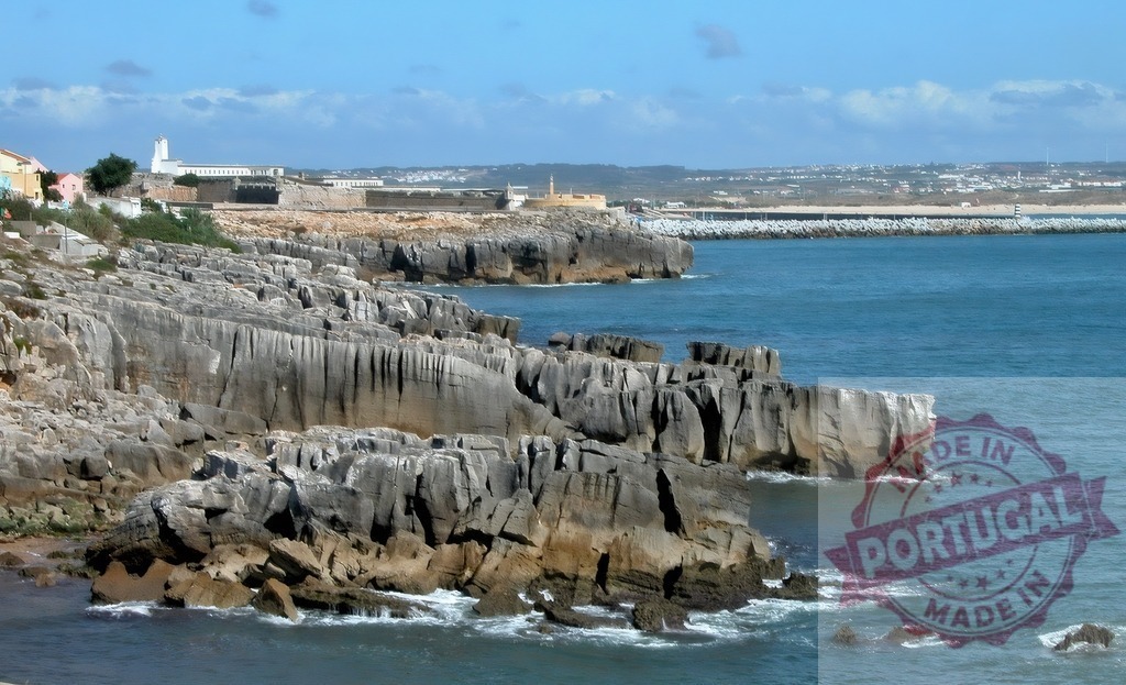 Cascais rocky coast with Boca do Inferno fortress. Centro Portugal | Rugged coastline featuring rock formations, ocean waves, and the historic fortress in Cascais, Portugal - Realisiert mit Pictrs.com