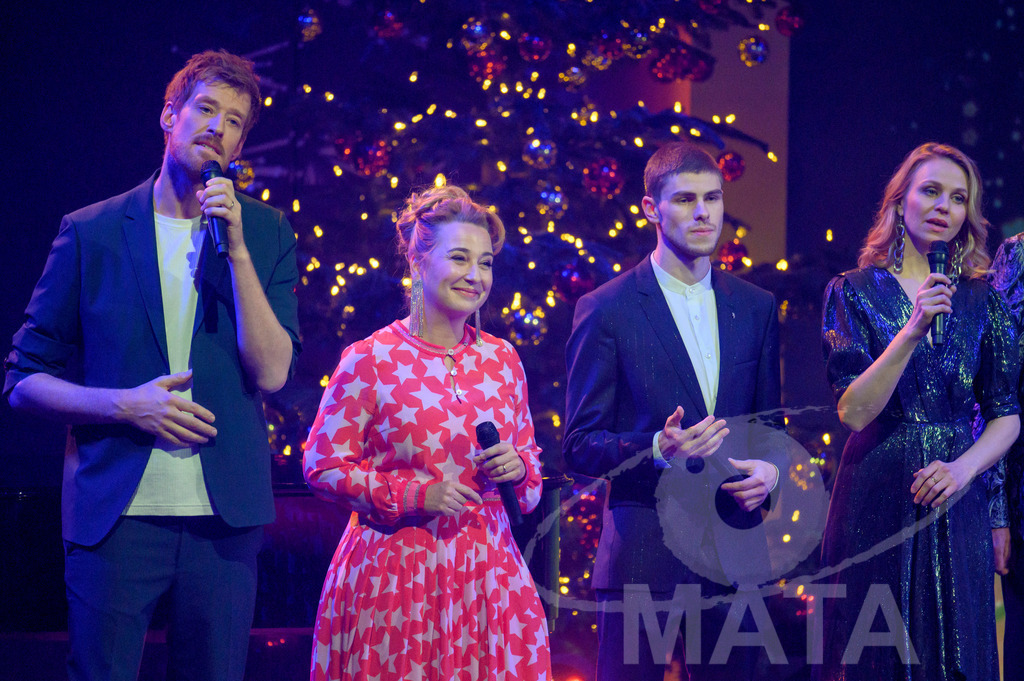_DWA1441 | Sebastian Winkler (BAYERN 3), Constanze Lindner (Kabarett), Oleg Grygorov (funk, PULS), Teresa Rizos (Servus Baby)  bei '30 Jahre Sternstunden-Gala 2023' in der Frankenhalle. Nürnberg, 15.12.2023 - Realisiert mit Pictrs.com