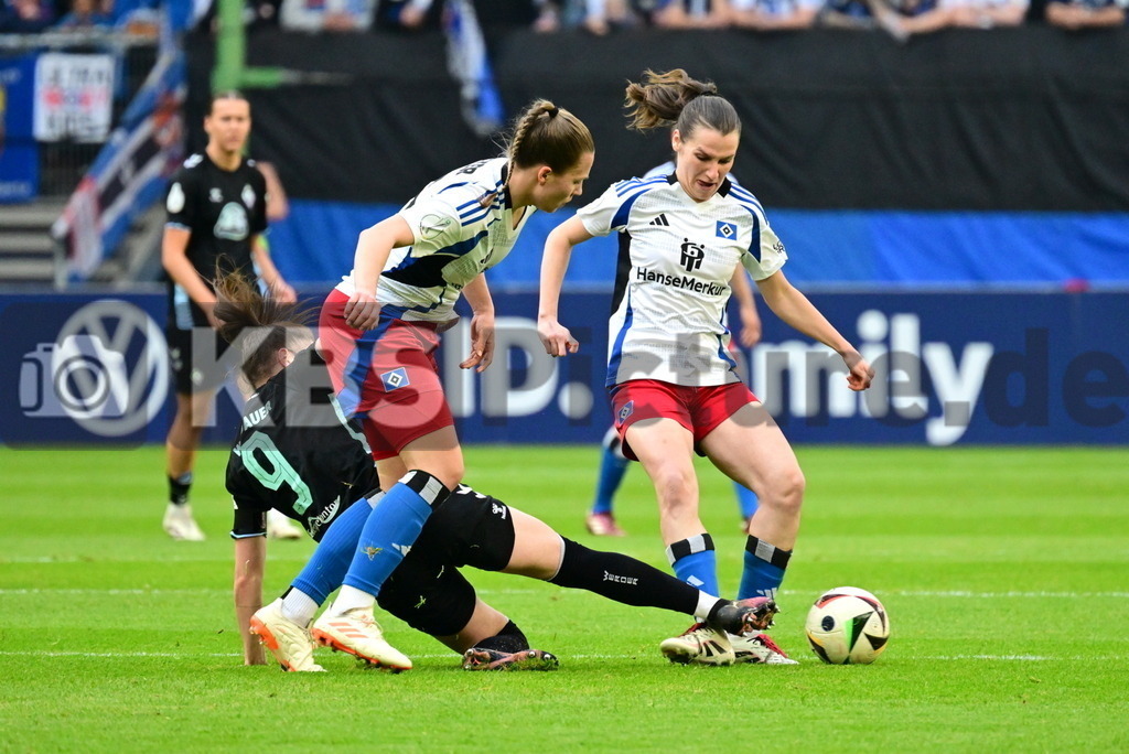 KBS Picture_HSV-Bremen_Frauen_006 | v.l. Weidauer Sophie (Werder Bremen Frauen) , Meyer Christin (HSV Frauen) , Machtens Pauline (HSV Frauen) ,Sportplatz :  Volksparkstadion, - Realisiert mit Pictrs.com