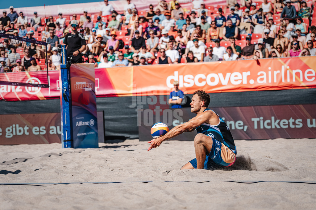 Beachvolleyball | Männer  | Allianz German Beach Tour 2024 | Tourstop Kühlungsborn | 10.08.2024 | Eric Stadie bei der Annahme