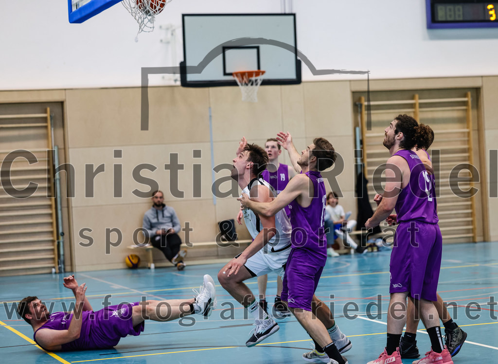 2022-05-01_007_TSV_Vaterstetten_gegen_DJK_Traunstein | Vaterstetten, Deutschland, 01.05.2022:
Basketball, Aufstiegsrunde zur Bayernliga 2021 / 2022, 5. Spieltag, TSV Vaterstetten gegen DJK Traunstein, Endergebnis: 87:79

Konstantin Huber (TSV Vaterstetten, #13), Maximilian Hoernes (DJK Traunstein, #15), D. Berger (DJK Traunstein, #12)

Foto: Christian Riedel / fotografie-riedel.net