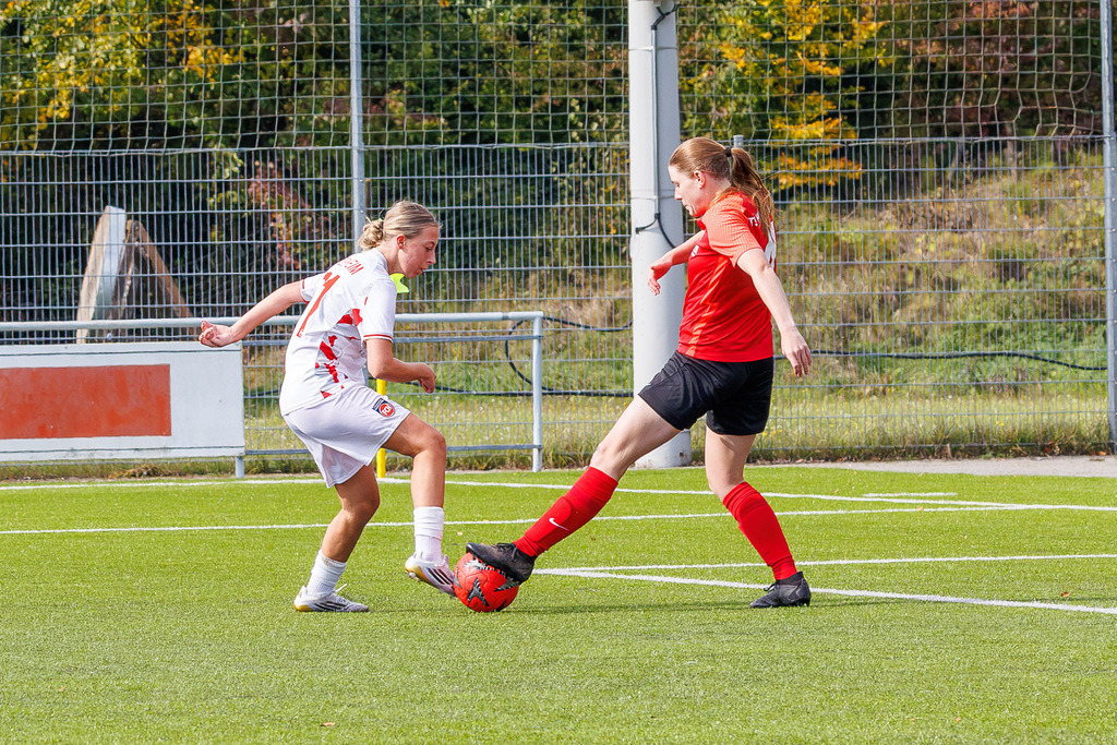 FCHHÜT_251003_4891 | 1.FC Heidenheim 1846 II vs. TSV Hüttlingen, Fußball, Frauen, Bezirkspokal, 2025/2026, 1.Runde, 03.10.2025 in Mergelstetten, Sportplatz 2(Foto: Michael Bulling) - Realisiert mit Pictrs.com