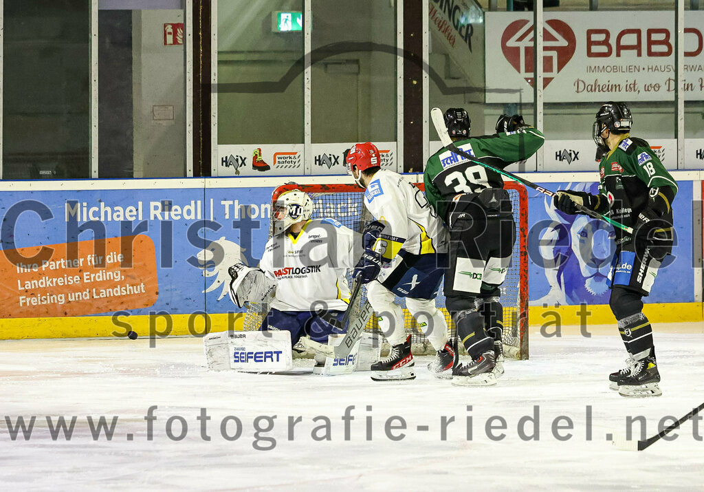2023-01-06_013_TSV_Erding_gegen_ERV_Schweinfurt | Erding, Deutschland, 06.01.2023:
Eishockey, Bayernliga 2022 / 2023, 26. Spieltag, TSV Erding gegen ERV Schweinfurt, Endergebnis: 7:3

Torwart Benedict Roßberg (ERV Schweinfurt, #42), Thomas Plihal (Erding Gladiators, #39), Daniel Krzizok (Erding Gladiators, #18)

Foto: Christian Riedel / fotografie-riedel.net