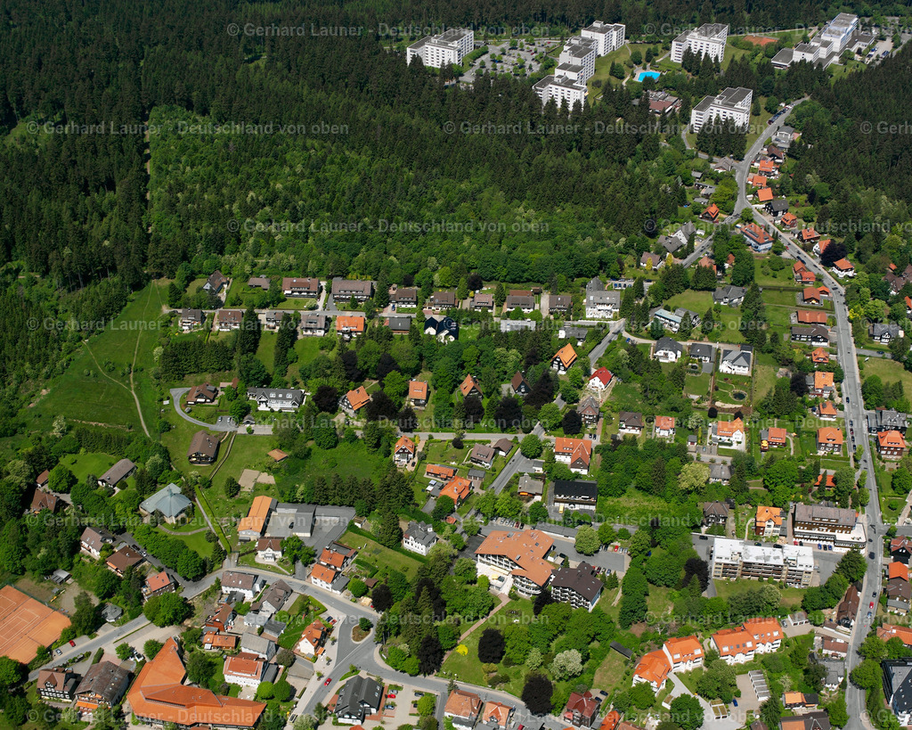 2638635 | HAHNENKLEE-BOCKSWIESE 09.06.2006 Wald- Gebiete und Forstflächen umsäumen das Siedlungsgebiet des Dorfes in Hahnenklee-Bockswiese im Bundesland Niedersachsen, Deutschland // Village - view on the edge of forested areas in Hahnenklee-Bockswiese in the state Lower Saxony, Germany Foto: Gerhard Launer