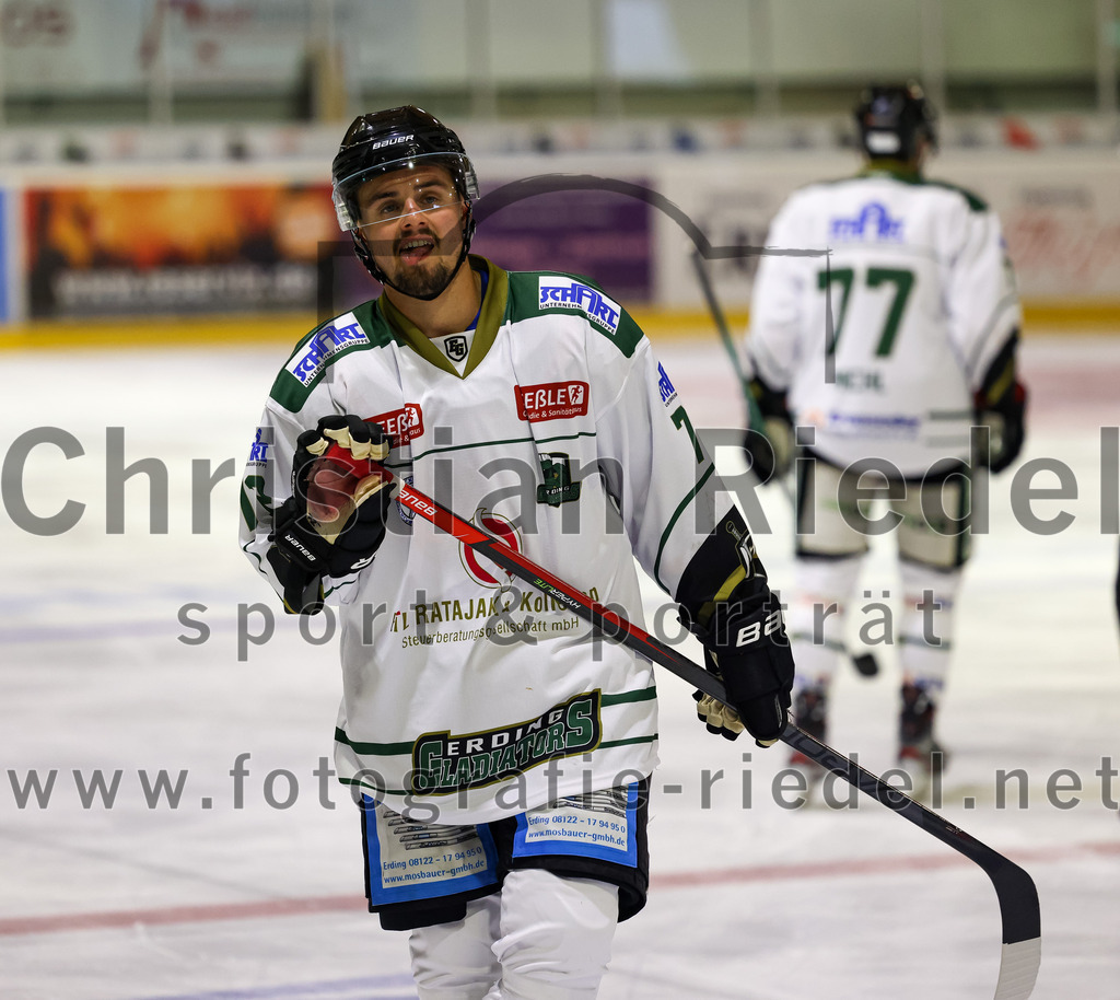 2022-09-09_034_TSV_Erding_gegen_Deggendorfer_SC | Erding, Deutschland, 09.09.2022:
Eishockey, Bayernliga 2022 / 2023, Testspiel, TSV Erding gegen Deggendorfer SC, Endergebnis: 2:5

Leon Abstreiter (Erding Gladiators, #72)

Foto: Christian Riedel / fotografie-riedel.net