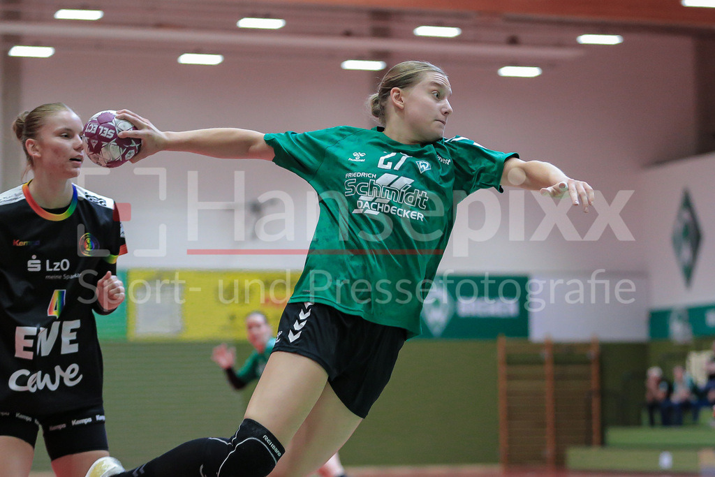 Handball, Testspiel Frauen, SV Werder Bremen - VfL Oldenburg | v.li.: Meike Becker (SV Werder Bremen, 27) beim Wurf, am Ball, Spielszene, Aktion, Action