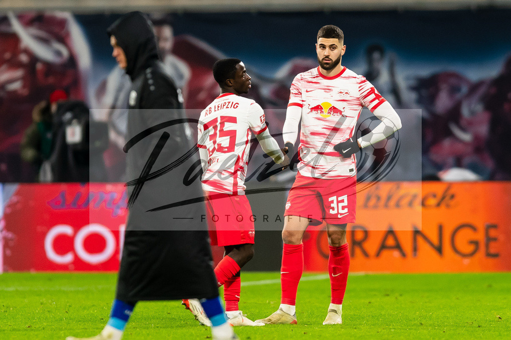 RBLLEV20211128_085 | Fussball, Herren: Solomon Bonnah (RB Leipzig) und Josko Gvardiol (RB Leipzig) enttaeuscht bei dem Spiel der 1. Bundesliga zwischen RB Leipzig und Bayer 04 Leverkusen in der Red Bull Arena am 28.11.2021 in Leipzig, Deutschland.DFB / DFL REGULATIONS PROHIBIT ANY USE OF PHOTOGRAPHS AS IMAGE SEQUENCES AND/OR QUASI-VIDEO. - Realisiert mit Pictrs.com