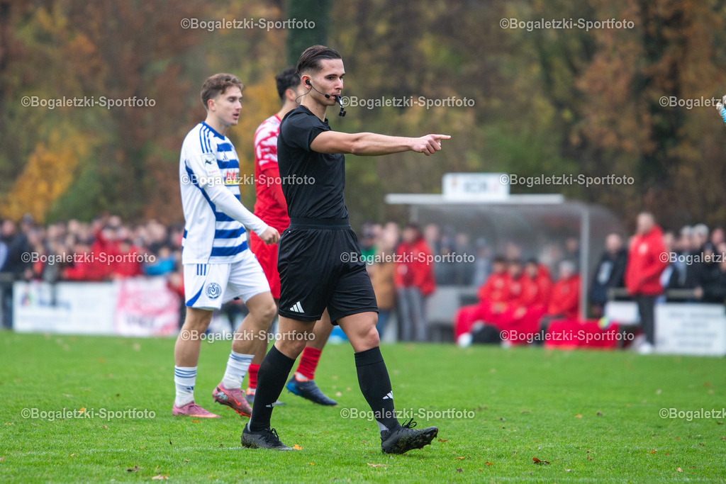 Fussball, Niederrheinpokal, SV Sonsbeck - MSV Duisburg, 16.11.2025, Willy-Lemkens-Sportpark | 16.11.2025, Fussball, Niederrheinpokal, SV Sonsbeck - MSV Duisburg: Schiedsrichter Kristijan Rajkovski entscheidet auf Elfmeter - Realisiert mit Pictrs.com
