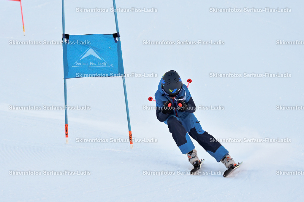 SRF_25.12.2025_0232 | Skirennfotos,Serfaus,Fiss,Ladis,Kinderskirennen,Winter,Tirol,Oberland,skirace,SFL,feelfree,weil wir's genießen,ski,Ski,skifahren,Sonnenplateau, - Realisiert mit Pictrs.com