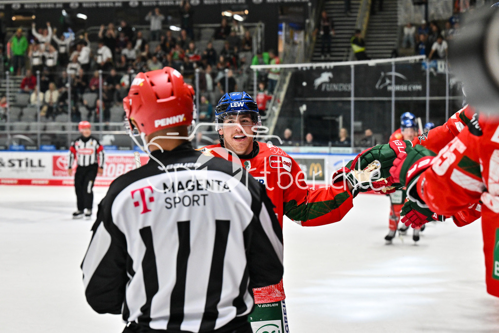 Augsburger Panther - Iserlohn Roosters | Jubel der Panther nach dem Treffer zum 2-1 durch Kyle MAYHEW (Augsburger Panther 27) / Tor / Torschuetze / Freude / Happy / Penny DEL: Augsburger Panther - Iserlohn Roosters; Curt Frenzel Stadion am 21.09.2025