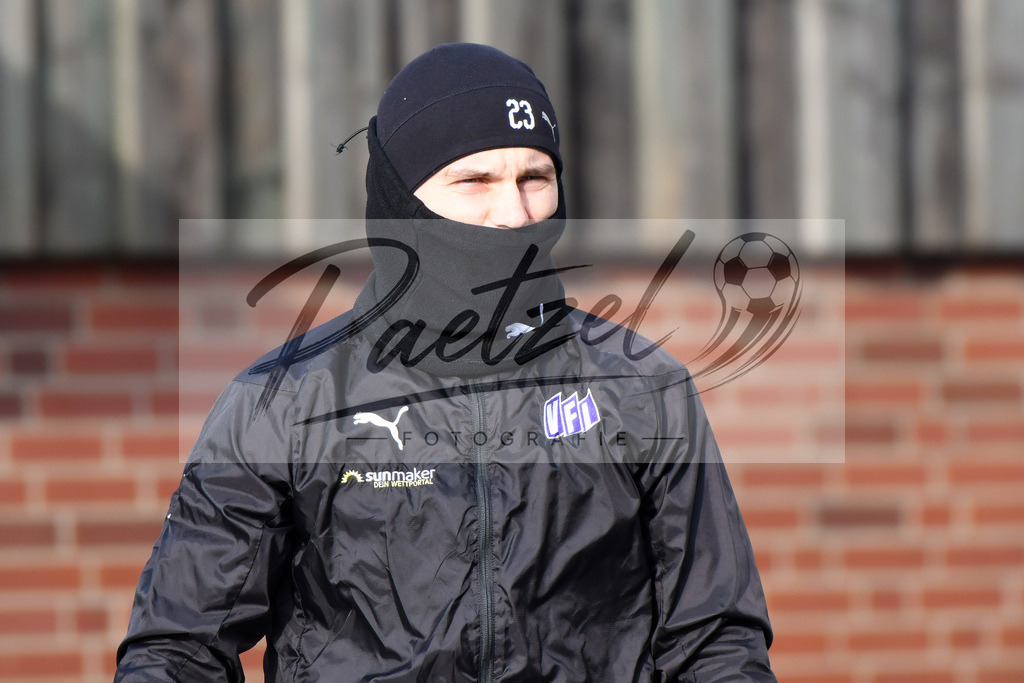 20200126_TRAOSN_0061 | Fußball, Herren: David Blacha (VfL Osnabrück) schaut beim Training des VfL Osnabrück am 26.01.2020 im Sportpark Illoshöhe in Osnabrück, Deutschland.(Foto von Nico Paetzel) - Realisiert mit Pictrs.com