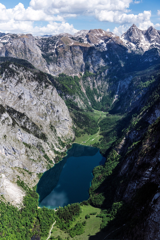 dr__0097645.jpg | SCHöNAU AM KöNIGSSEE 19.05.2022 Uferbereiche am Seegebiet des Obersee am Königsee mit dem Röthbachwasserfall in Schönau am Königssee im Bundesland Bayern, Deutschland. // Riparian areas on the lake area of Obersee on Koenigsee with dem Roethbachwasserfall in Schoenau am Koenigssee in the state Bavaria, Germany. Foto: Daniel Reiter