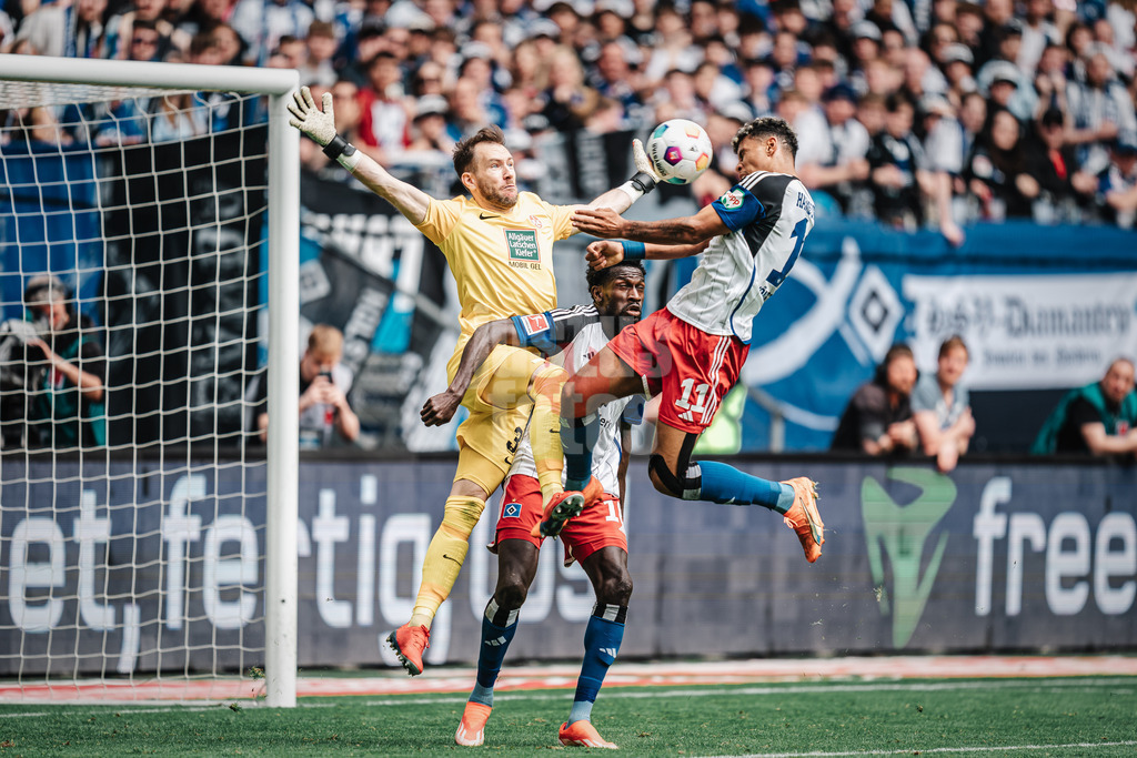 Fußball | Männer | Saison 2023/2024 | 2. Fußball-Bundesliga | 28. Spieltag | Hamburger SV vs. 1. FC Kaiserslautern | 06.04.2024 | v.l. Robin Himmelmann (#32, 1. FC Kaiserslautern), Bakery Jatta (#18, HSV) und Ransford Königsdörffer (#11, HSV) beim Kopfball