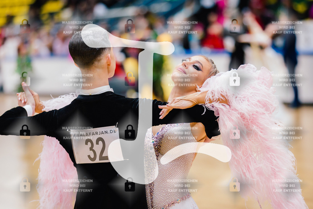 Hessen Tanzt WDSF International Open Standard 8th (32) Dmytrii Forostianov _ Helene Novalee Tilgert (Grün-Gold-Club Bremen)-2025-05-17-8829 | Webshop for digital downloads and prints of dance sport, event & show photographer Julian Link - Realisiert mit Pictrs.com