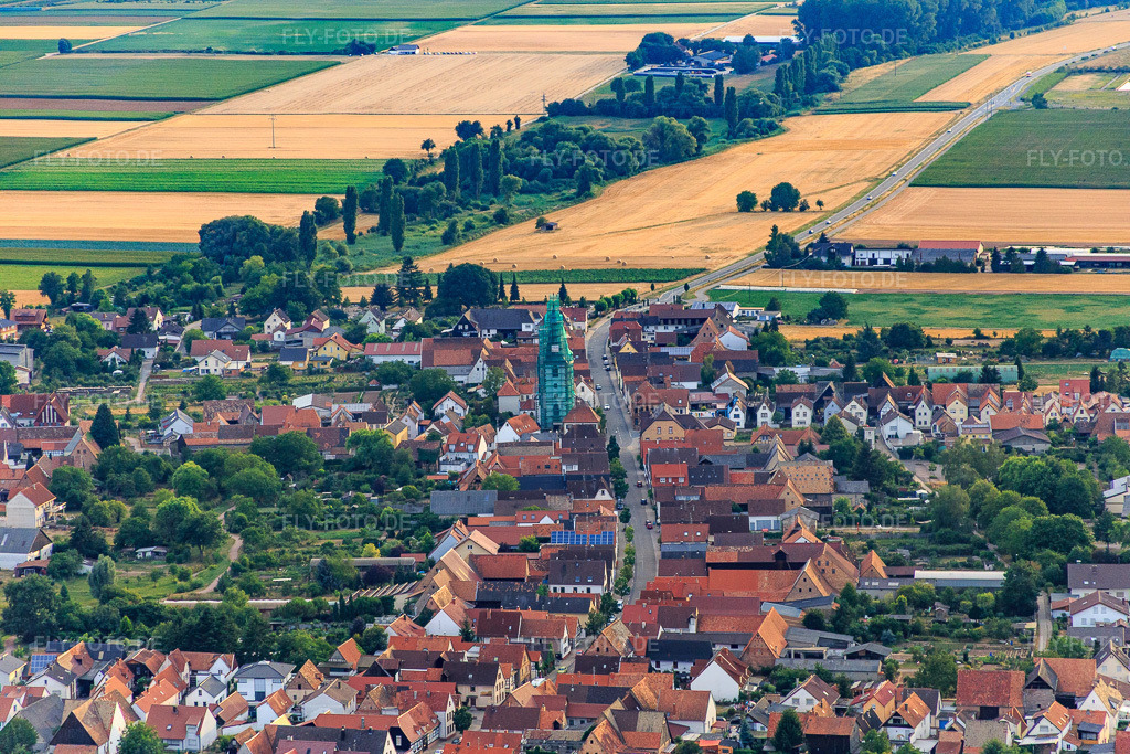 Luftbild: katholische Kirche eingerüstet von Leidner GmbH Gerüstbau, Landau in Ottersheim bei Landau im Bundesland Rheinland-Pfalz in Deutschland. Foto: IMG_083688.jpg vom 24.07.2015 durch Werner Riehm/FLY-FOTO.de