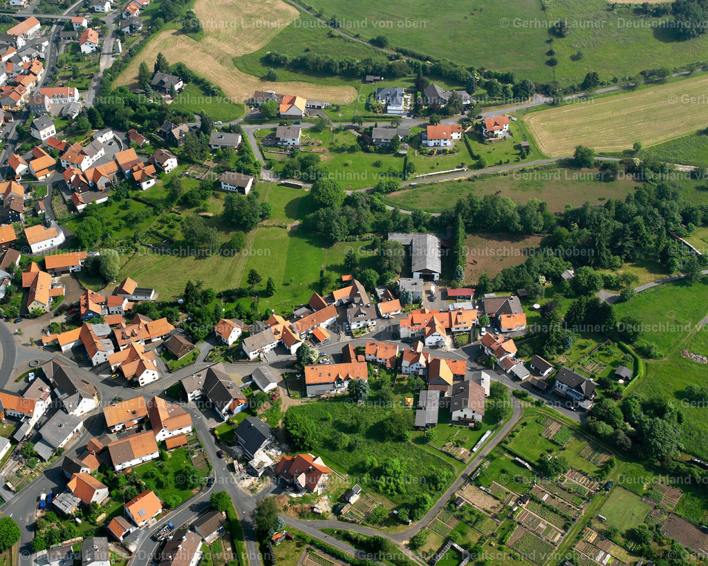 2615860 | RUDINGSHAIN 09.06.2006 Landwirtschaftliche Nutzflächen und Feldgrenzen  umsäumen das Siedlungsgebiet des Dorfes in Rudingshain im Bundesland Hessen, Deutschland // Agricultural land and field boundaries surround the settlement area of the village  in Rudingshain in the state Hesse, Germany Foto: Gerhard Launer