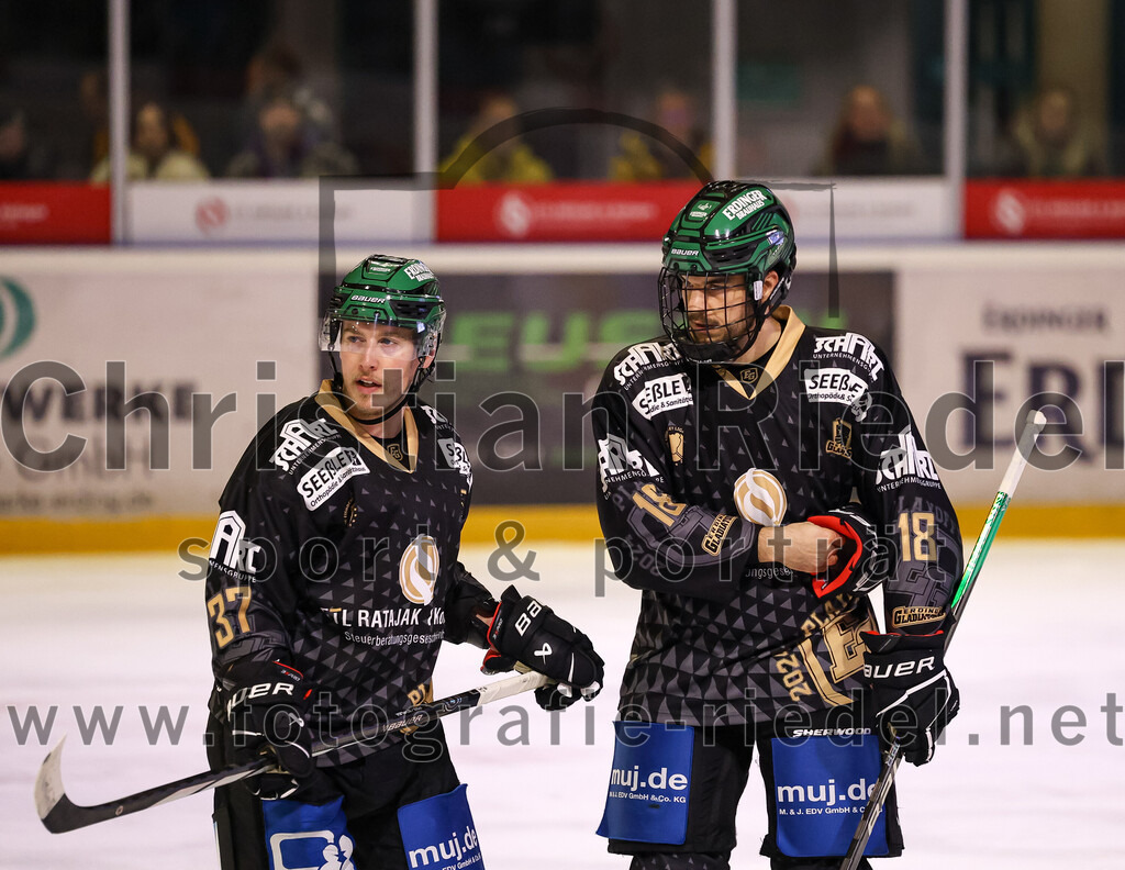 2024-03-08_116_TSV_Erding_gegen_EHC_Koenigsbrunn | Erding, Deutschland, 08.03.2024:
Eishockey, Bayernliga Playoffs 2023 / 2024, 1. Spieltag, TSV Erding gegen EHC Königsbrunn, Endergebnis: 3:0

Thomas Matheson (Erding Gladiators, #37), Daniel Krzizok (Erding Gladiators, #18)

Foto: Christian Riedel / fotografie-riedel.net