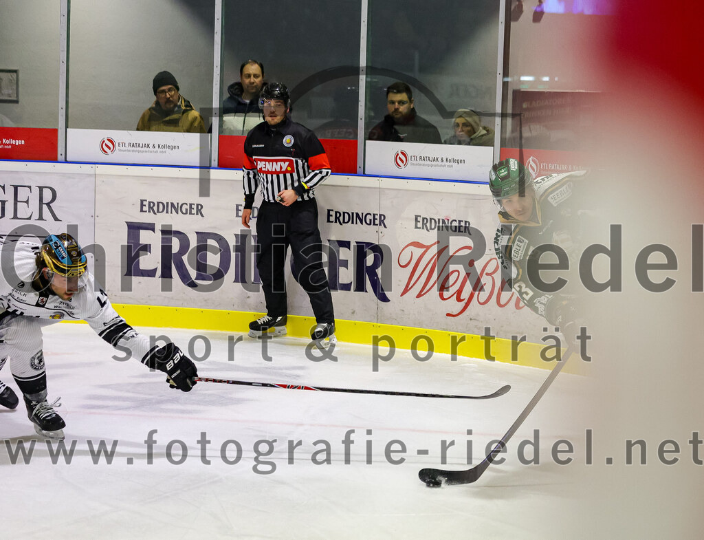 2025-11-25_073_TSV_Erding_gegen_EHF_Passau_Black_Hawks | Erding, Deutschland, 25.11.2025:Eishockey, Oberliga Süd 2025 / 2026, 20. Spieltag, TSV Erding gegen EHF Passau Black Hawks, Endergebnis: 2:3 n.V.Brendan Harrogate (EHF Passau Black Hawks, #61), Lukas Gaus (Erding Gladiators, #23)Foto: Christian Riedel / fotografie-riedel.net