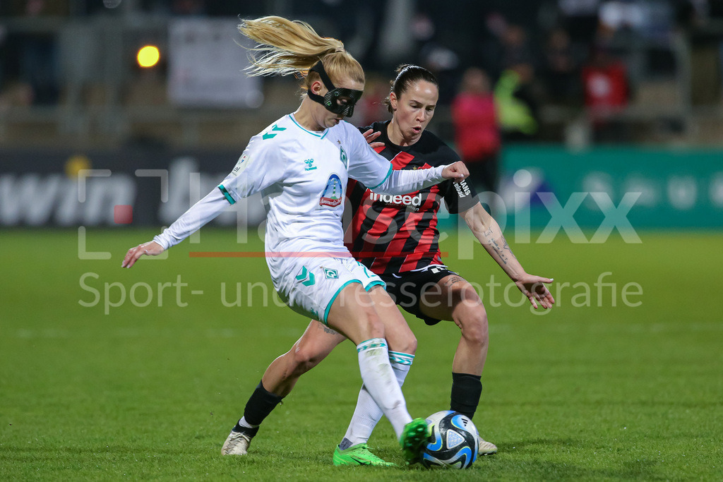 Fussball, Google Pixel Frauen-Bundesliga, Eintracht Frankfurt - SV Werder Bremen | v.li.: Nina Lührßen (SV Werder Bremen, 27) und Geraldine Reuteler (Eintracht Frankfurt, 14) im Zweikampf, Duell, Dynamik, Aktion, Action, Spielszene, DIE DFB-RICHTLINIEN UNTERSAGEN JEGLICHE NUTZUNG VON FOTOS ALS SEQUENZBILDER UND/ODER VIDEOÄHNLICHE FOTOSTRECKEN. DFB REGULATIONS PROHIBIT ANY USE OF PHOTOGRAPHS AS IMAGE SEQUENCES AND/OR QUASI-VIDEO.