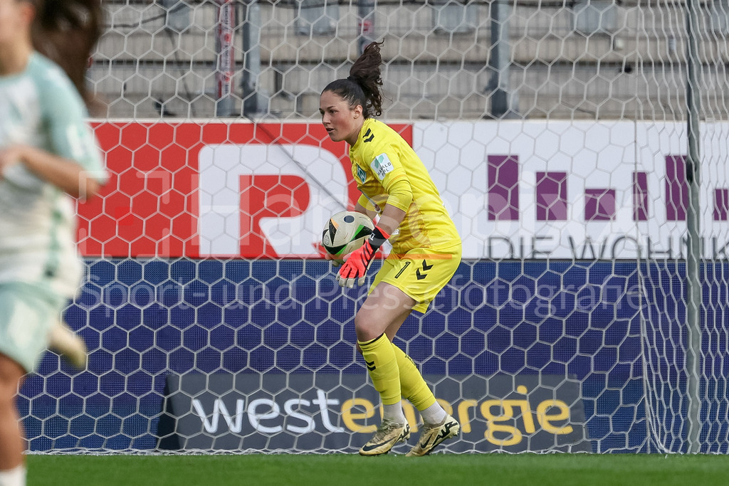 Fussball, Google Pixel Frauen-Bundesliga, SGS Essen - SV Werder Bremen | v.li.: Livia Peng (Torhüterin, Torwart, SV Werder Bremen, 1) am Ball, Einzelbild, Ganzkörper, Aktion, Action, Spielszene, DIE DFB-RICHTLINIEN UNTERSAGEN JEGLICHE NUTZUNG VON FOTOS ALS SEQUENZBILDER UND/ODER VIDEOÄHNLICHE FOTOSTRECKEN. DFB REGULATIONS PROHIBIT ANY USE OF PHOTOGRAPHS AS IMAGE SEQUENCES AND/OR QUASI-VIDEO.