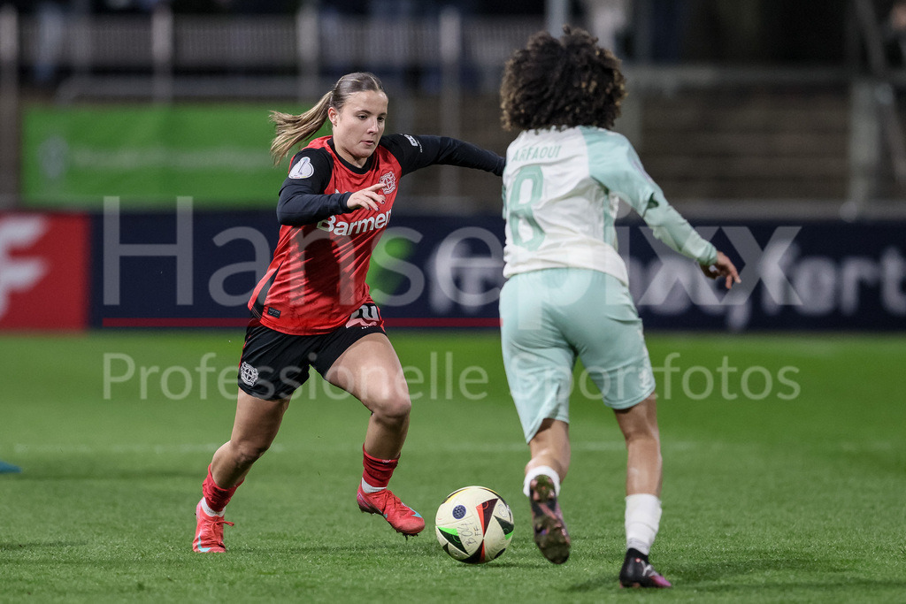 Fussball, DFB-Pokal Frauen, Bayer 04 Leverkusen - SV Werder Bremen | v.li.: Estrella Merino Gonzalez (Bayer 04 Leverkusen, 20) und Amira Arfaoui (SV Werder Bremen, 8) im Zweikampf, Duell, Dynamik, Aktion, Action, Spielszene, DIE DFB-RICHTLINIEN UNTERSAGEN JEGLICHE NUTZUNG VON FOTOS ALS SEQUENZBILDER UND/ODER VIDEOÄHNLICHE FOTOSTRECKEN. DFB REGULATIONS PROHIBIT ANY USE OF PHOTOGRAPHS AS IMAGE SEQUENCES AND/OR QUASI-VIDEO.