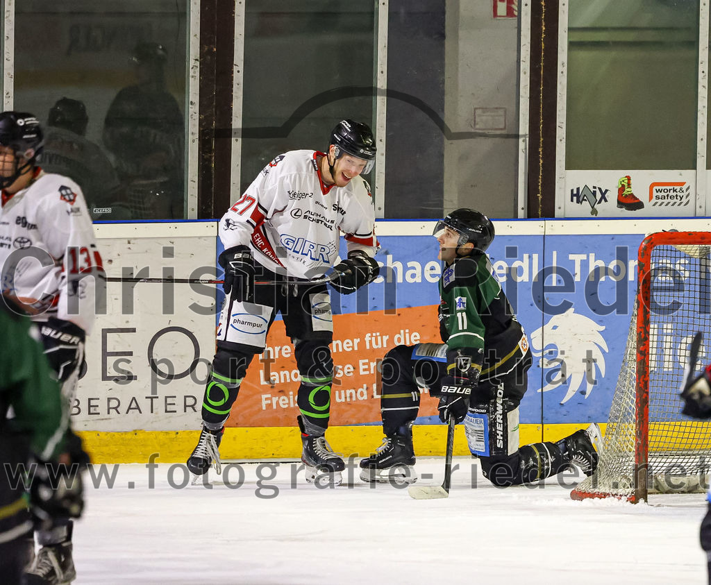 2022-11-06_047_TSV_Erding_gegen_EHC_Koenigsbrunn | Erding, Deutschland, 06.11.2022:
Eishockey, Bayernliga 2022 / 2023, 11. Spieltag, TSV Erding gegen EHC Königsbrunn, Endergebnis: 1:7

Toms Prokopovics (EHC Königsbrunn, #27), Sebastian Busch (Erding Gladiators, #11)

Foto: Christian Riedel / fotografie-riedel.net