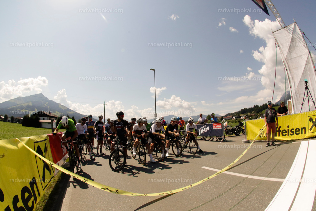 523_20230817_Bewerb_Maenner_Muehlanger | AUT - OESTERREICH, 2023-08-16: SPORT RENNRAD-FAHREN - 55. INTERNATIONALER RADWELTPOKAL IN ST. JOHANN IN TIROL  - Vintage-Radrennen mit WM-Bronze-Medaillen-Siegerin Christina Schweinberger, den Teilnehmer und Alexander Baumann (vom Orginastions-Team) - TAG 2 BEWERB MAENNER IN SECHS GRUPPEN  ; Foto: Roland Muehlanger