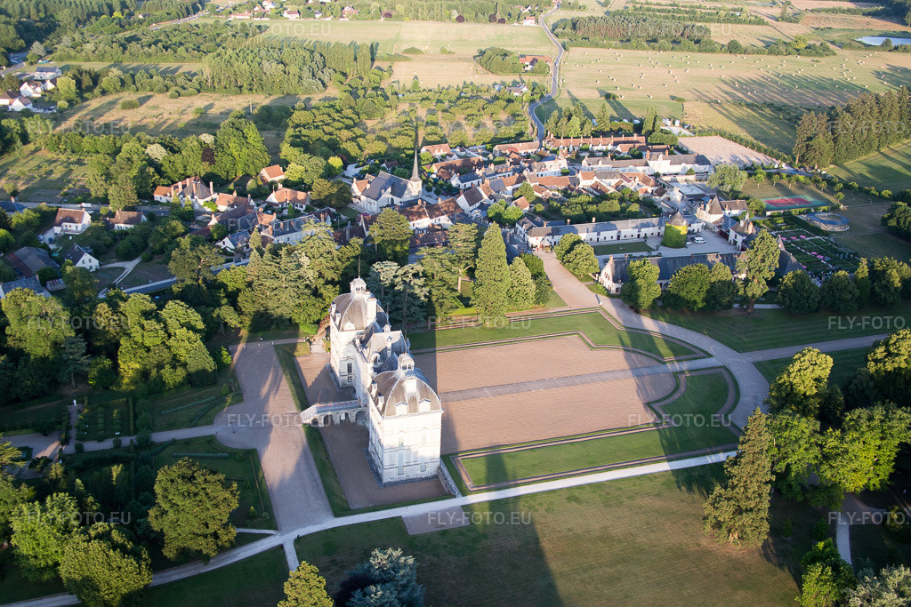 Vue aérienne: Complexe du château du Château Cheverny - Château de Cheverny à Cheverny dans le département Loir et Cher, France. Photo: IMG_081296.jpg prise le 19/06/2015 par Werner Riehm/FLY-FOTO.eu – Résolution de l'original: 5472 x 3648 px