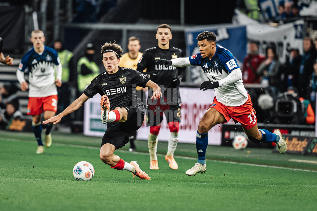 Fußball | Männer | Saison 2025/2026 | 1. Fußball-Bundesliga | 12. Spieltag | Hamburger SV vs. VfB Stuttgart | 30.11.2025 | v.l. Ameen Al-Dakhil (#2, VfB Stuttgart) gegen Ransford-Yeboah Königsdörffer (#11, HSV)