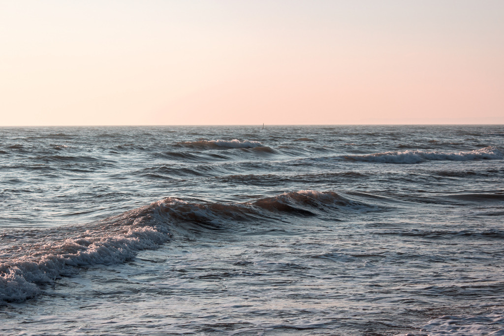 Wandbild: Wellen im Morgenrot | Dieses Wandbild im Querformat zeigt das Meer im Morgenrot. Der Himmel leuchtet im Farbverlauf von einem pastellartigen blau zu einem rotorange am Horizont. Die Wellen sind grau und blau mit einer leicht rötlichen Note. Holen Sie sich dieses traumhafte Morgenstimmung am Meer in dezenten Farben auf Leinwand, auf Alu-Dibond oder Acrylglas. Ideal fürs Wohnzimmer, Schlafzimmer, Küche, den Arbeitsplatz oder die Ferienwohnung. Die Wandbilder werden individuell für Sie in vielen Abmessungen produziert. Daher passen die Ostseekult Wandbilder immer perfekt an Ihre Wände.  - Realisiert mit Pictrs.com