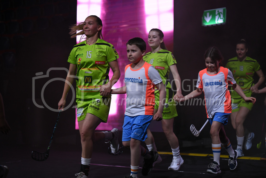 Kloten-Dietlikon Jets vs Skorpion Emmental Zollbrück - 15. April 2023 | 15.04.2023, Kloten, stimo arena, Swiss Unihockey Superfinal Frauen: Kloten-Dietlikon Jets - UHV Skorpion Emmental, Anja Lanz (#15 Skorpion Emmental Zollbrueck) und Marla Siegenthaler (#16 Skorpion Emmental Zollbrueck) mit Einlaufkids. - Realisiert mit Pictrs.com