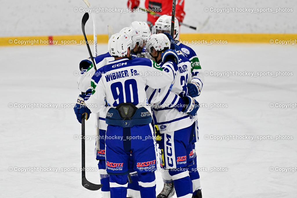 ESV Ferlach vs. UECR Eisbären Huben | Jubel UECR Huben Mannschaft, #90 Wibmer Fabian UECR EISBÄREN HUBEN, #30 Trojer Robert UECR EISBÄREN HUBEN, ESV Ferlach vs. UECR Eisbären Huben, ESV Ferlach vs. UECR Eisbären Huben am 31.10.2025 in Ferlach (HTC Eishalle Ferlach), Austria, (Photo by Bernd Stefan)