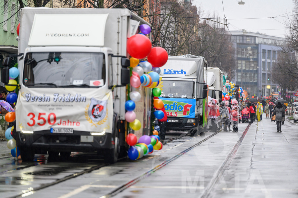 _DWA2224 | Trotz Nieselregen schlängelte sich der „Gaudiwurm“ am Sonntag durch die Nürnberger Innenstadt an tausenden Faschingsfans vorbei.  Nürnberg, 11.02.2024 - Realisiert mit Pictrs.com