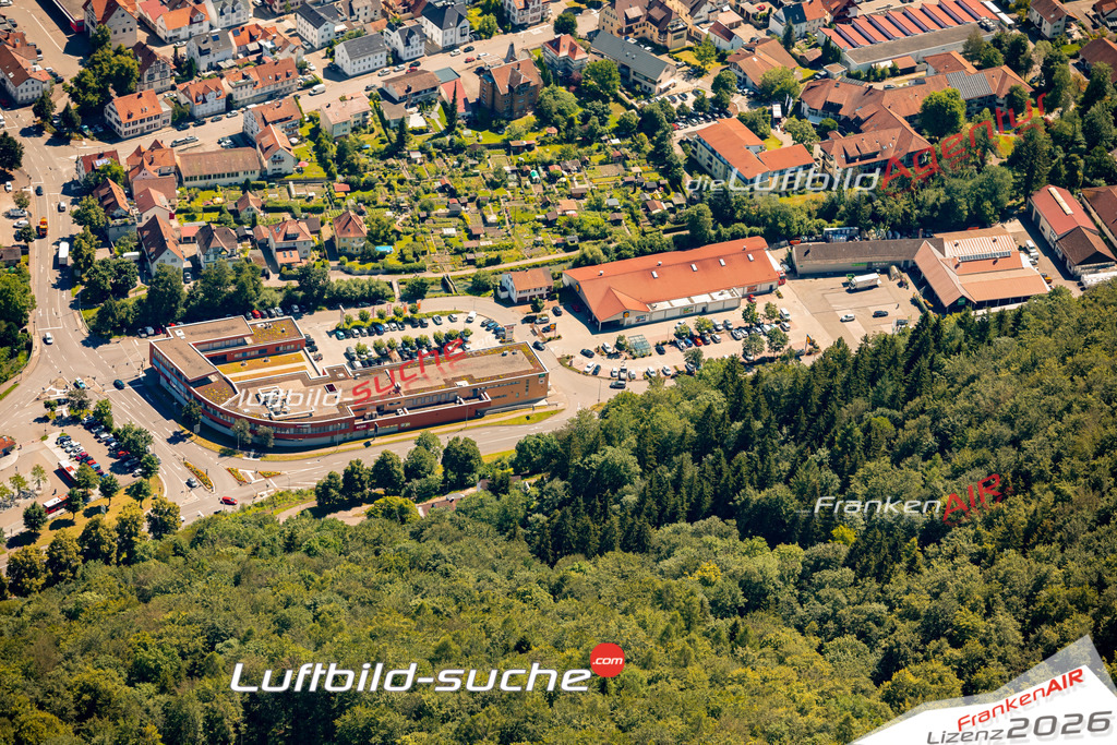 Das Luftbild zeigt :  Bad Urach - Die Luftaufnahme wurde 2024 vom UL-Flugzeug aus erstellt ( keine Drohne ) - Hochauflösende Luftaufnahme - Für grossformatige Ausdrucke geeignet. Die Geschenkidee !Mit Lizenz und Bildrechte bestellbar