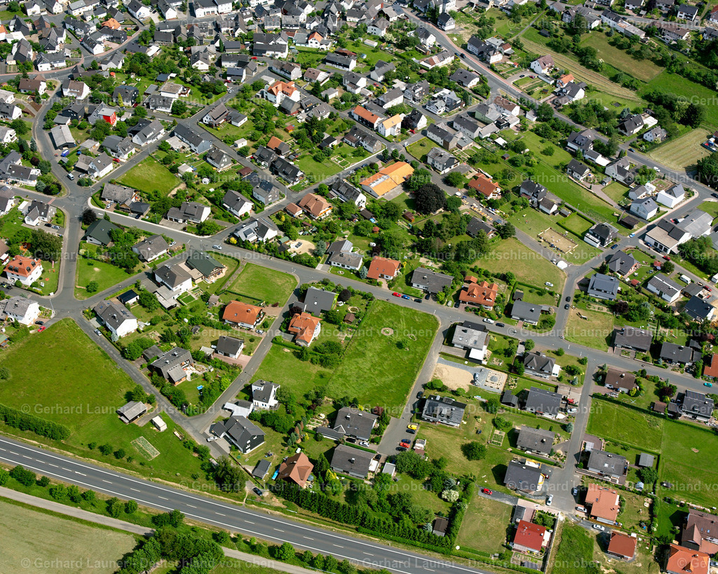 2611081 | SIMMERSBACH 09.06.2006 Wohngebiet einer Einfamilienhaus- Siedlung  in Simmersbach im Bundesland Hessen, Deutschland // Single-family residential area of settlement  in Simmersbach in the state Hesse, Germany Foto: Gerhard Launer