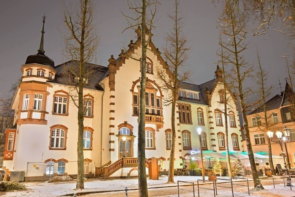 Landratsamt_Pos1_DRI_2048 | Bildergalerie von Sport-Ereignissen aber auch von weiteren spannenden Dingen - nicht nur vom Niederrhein. In Anlehnung an den bekannten Spruch von Hanns Dieter Hüsch heißt das Motto: "Niederrhein ist überall".  - Realisiert mit Pictrs.com